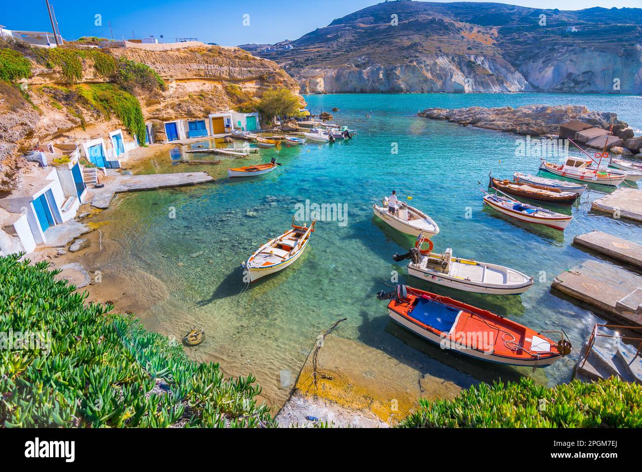 Pittoresque village de Mandrakia (village grec traditionnel au bord de la mer, style cycladique) avec sirmata - maisons de pêcheurs traditionnelles, île de Milos, Cyclades Banque D'Images