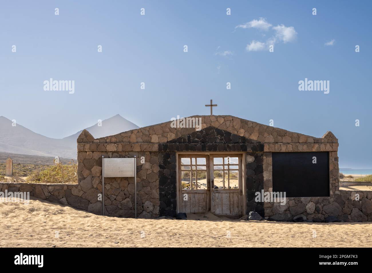 Entrée à l'ancien cimetière, construit sur la plage de sable de l'océan Atlantique. Montagnes en arrière-plan. Ciel bleu vif avec petit nuage blanc. Cofete, Fu Banque D'Images
