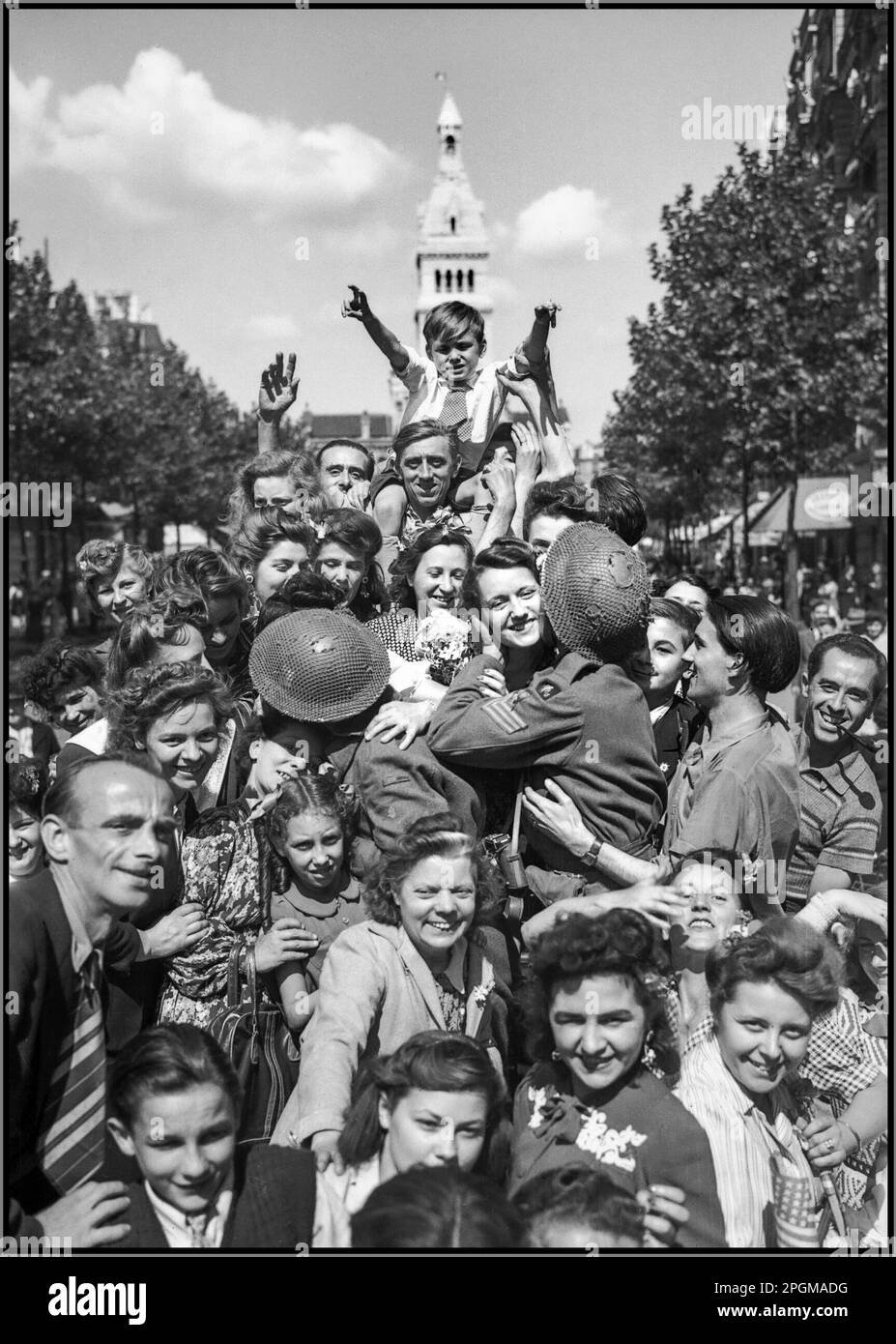 WW2 Paris libération de l'Allemagne nazie. Acclamant les foules françaises extatiques saluent les troupes britanniques alliées à Paris France 26 août 1944 seconde Guerre mondiale seconde Guerre mondiale Banque D'Images
