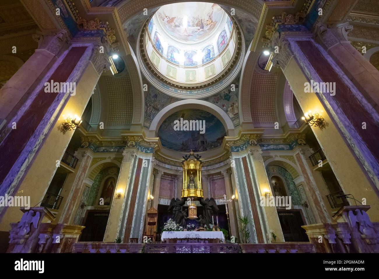 Vue de l'intérieur du Sanctuaire de Tindari. La basilique de la Vierge Noire nera, sanctuaire religieux Sicile, Italie Banque D'Images