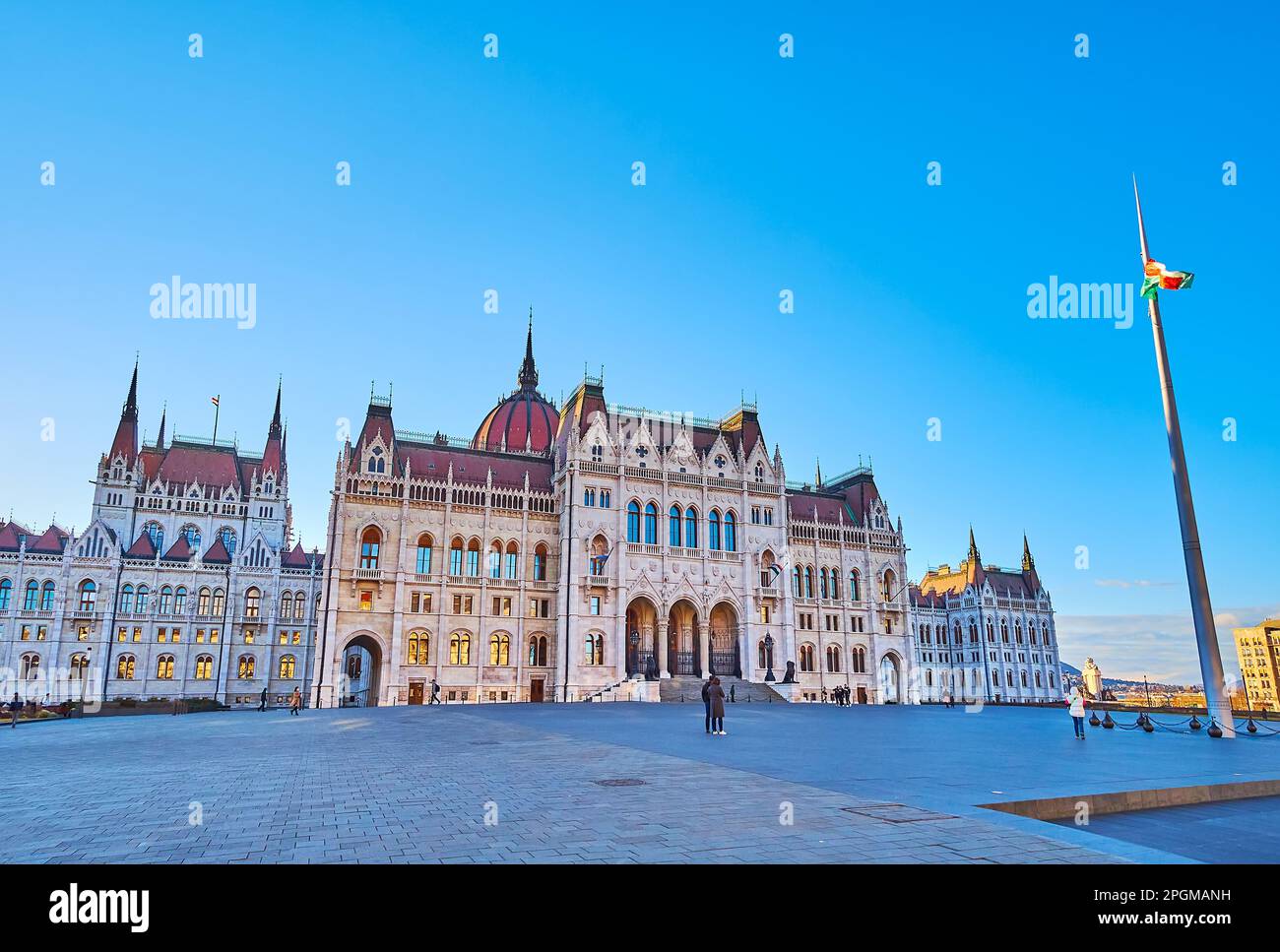 Portail central du Parlement richement décoré avec des décorations et des sculptures néo-gothiques, place Lajos Kossuth, Budapest, Hongrie Banque D'Images