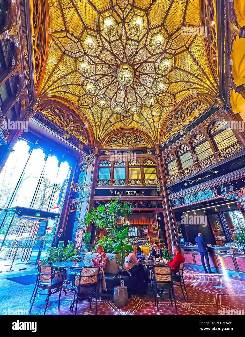 BUDAPEST, HONGRIE - 22 FÉVRIER 2022 : le splendide intérieur du Parisi passage Cafe and Brasserie avec dôme en verre orné et décorations en bois, le 22 février Banque D'Images