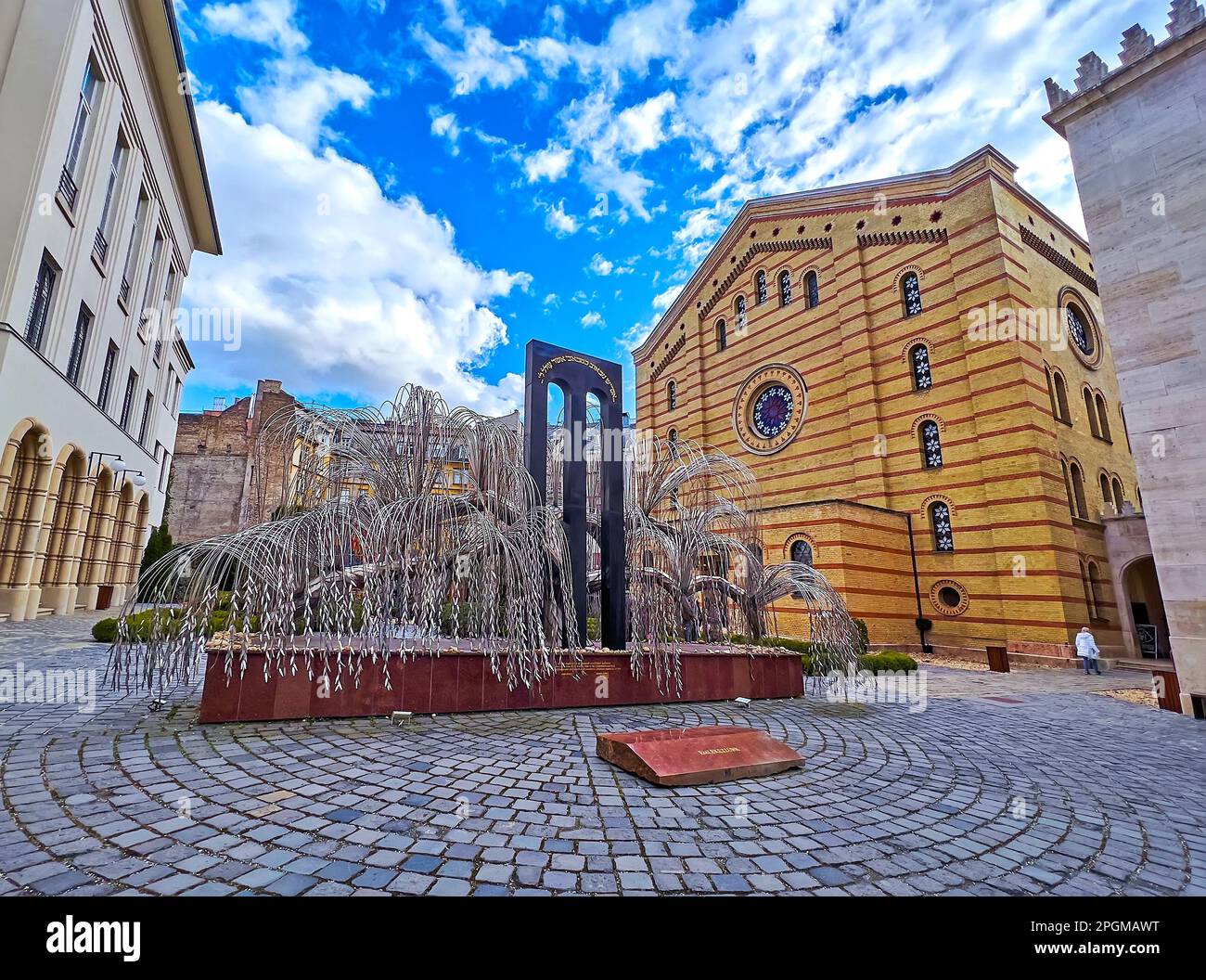 BUDAPEST, HONGRIE - 22 FÉVRIER 2022 : l'arbre métallique de la vie (arbre commémoratif de l'Holocauste) au mur de la synagogue de la rue Dohany, le 22 février à Budapest Banque D'Images