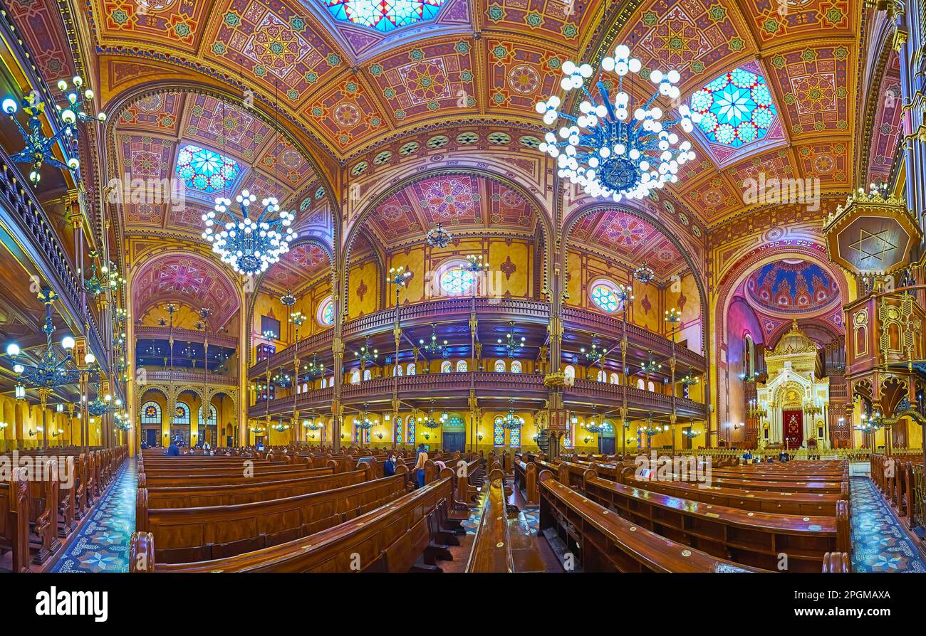 BUDAPEST, HONGRIE - 22 FÉVRIER 2022 : Panorama de la salle de prière mauresque de la rue Dohany Synagogue avec Torah Ark, bois sculpté, fresques, chande Banque D'Images