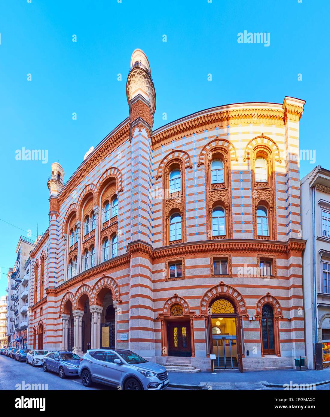 La splendide façade de la synagogue historique de la rue Rumbach, décorée dans un style mauresque de style révial, Belvaros, Budapest, Hongrie Banque D'Images