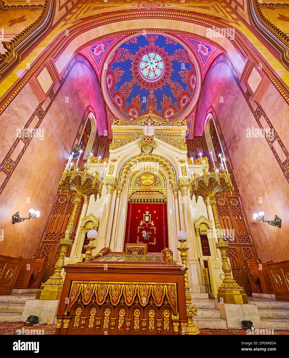 BUDAPEST, HONGRIE - 22 FÉVRIER 2022 : la synagogue de la rue Torah Ark de Dohany en pierre est décorée de sculptures, de motifs dorés et de magnifiques chandeliers, Banque D'Images