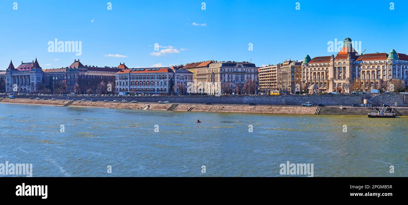 Panorama sur la rive du Danube avec bâtiments de Gellert Spa et Université de technologie et d'économie, Budapest, Hongrie Banque D'Images