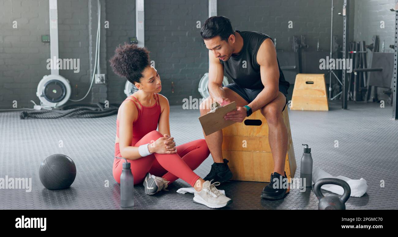 Entraîneur personnel homme, femme salle de gym et plan d'exercice avec.un instructeur de forme physique entraînement de routine, corps et entraînement cardio-sports sain. Athlète Banque D'Images