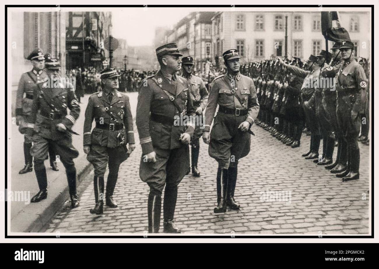 1930s Karl Ernst perspectives un défilé de Sturmabteilung à un défilé nazi KARL ERNST Allemagne nazie. Karl Ernst était un sa-Gruppenführer qui, au début de 1933, était le leader de sa à Berlin. Avant de rejoindre le parti nazi, il avait été un chasseur d'hôtel et un membre du personnel d'une boîte de nuit gay. Il a été l'un des principaux participants à l'assassinat extrajudiciaire d'Albrecht Höhler. Banque D'Images