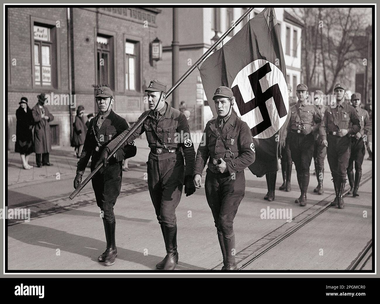 Les hommes allemands de la sa nazie en parade, Braunschweig, avril 1932