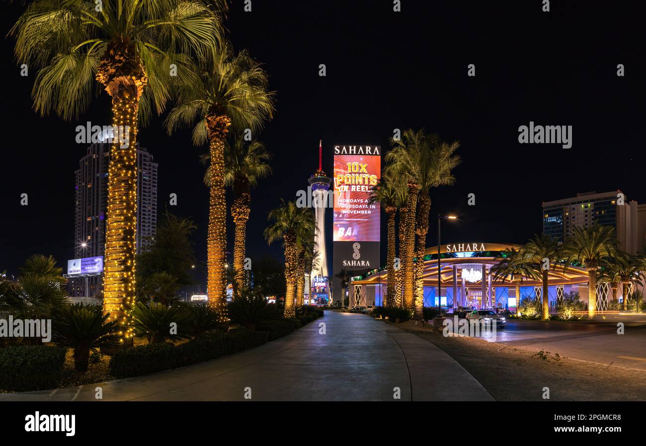 Une photo du SAHARA Las Vegas et du STRAT SkyPod la nuit. Banque D'Images