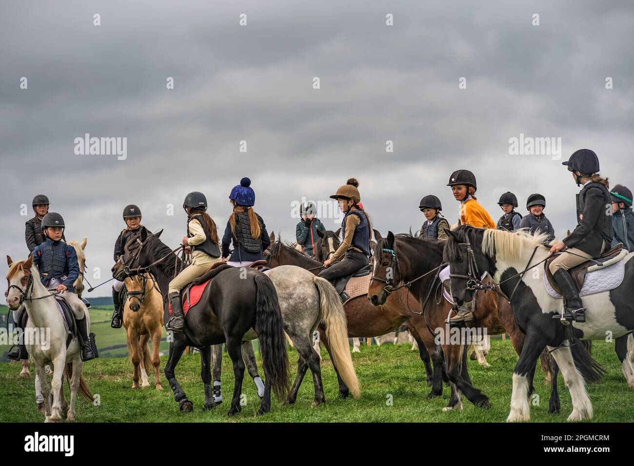 Les enfants de Gymkhana sur les chevaux se préparant à s'aligner montrant des compétences d'équitation. 41st Johnstown Coolgreany Gymkhana et Field Day 2022. Co. Wexford. Irlande Banque D'Images