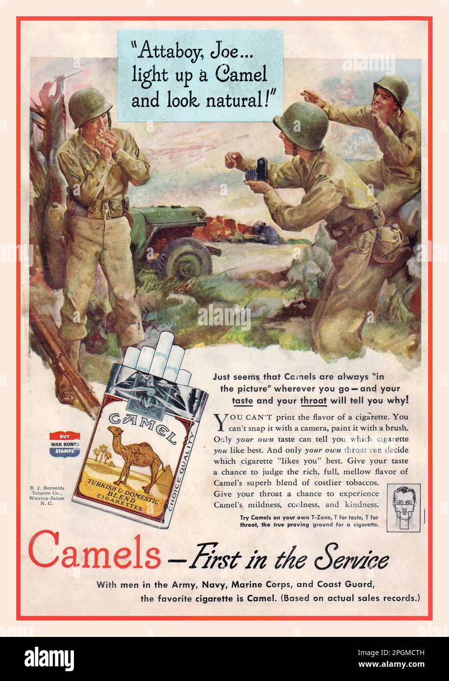 WW2 PUBLICITÉ DE cigarette DE CHAMEAU USA 'ATTABOY JOE ILLUMINEZ Un CHAMEAU ET REGARDEZ NATUREL 'Camels First in Service. Deuxième Guerre mondiale des militaires américains de la deuxième Guerre mondiale en uniforme, éclairant une cigarette. 1940s publicité dans l'image cigarette fumer. GI servicemen avec soufflet caméra film, le tournage de la cigarette fumer publicité expérience Banque D'Images