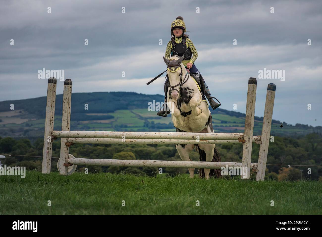 Une fille fait monter son cheval sur l'une des barrières de saut. 41st Johnstown Coolgreany Gymkhana et Field Day 2022. Co. Wexford. Irlande Banque D'Images