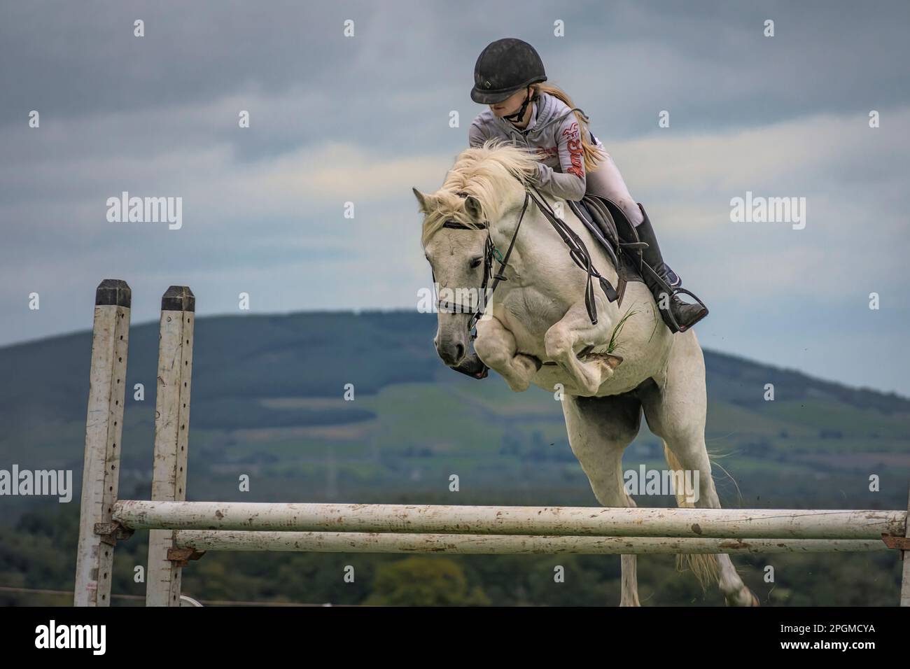Une fille fait monter son cheval sur l'une des barrières de saut. 41st Johnstown Coolgreany Gymkhana et Field Day 2022. Co. Wexford. Irlande Banque D'Images