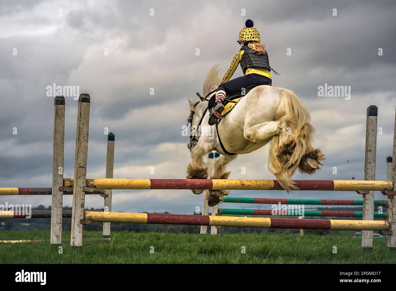 Une fille fait monter son cheval sur l'une des barrières de saut. 41st Johnstown Coolgreany Gymkhana et Field Day 2022. Co. Wexford. Irlande Banque D'Images