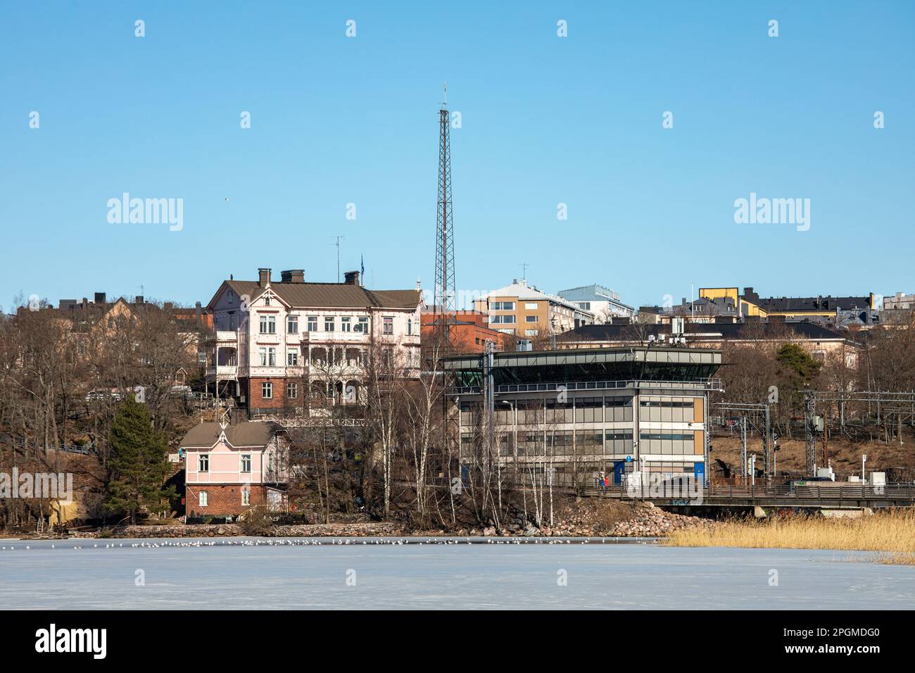 Pink Villa et centre de contrôle de la circulation ferroviaire dans le quartier de Linnunlaulu à Helsinki, en Finlande Banque D'Images