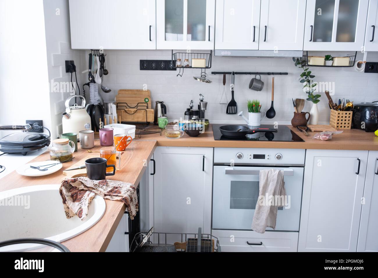 Un désordre dans la cuisine, vaisselle sale sur la table, des choses  éparpillées, des conditions insalubres. Le lave-vaisselle est plein, la  cuisine est désordonné, lif quotidien Photo Stock - Alamy