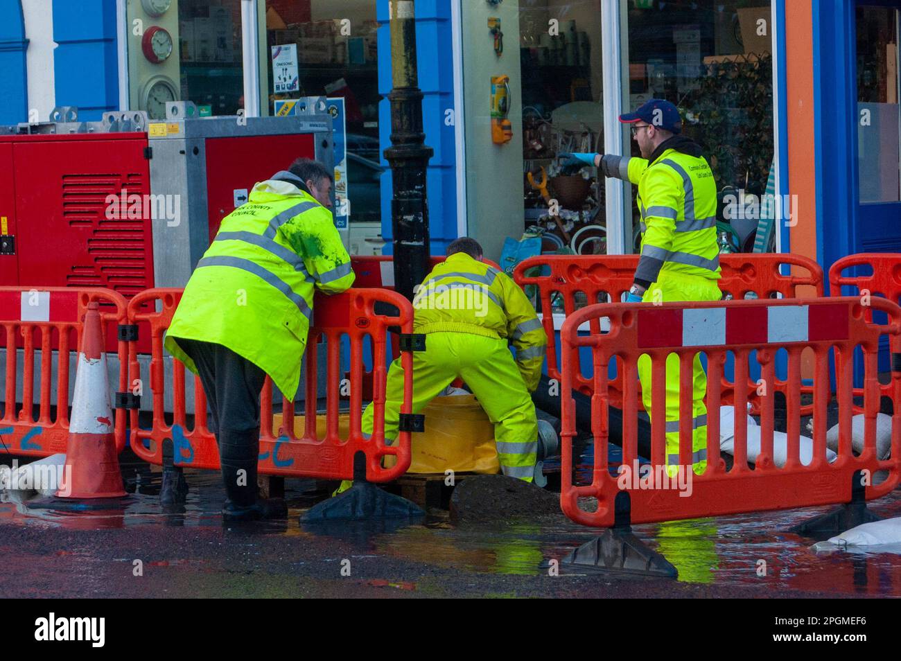 Bantry West Cork Irlande jeudi 23 mars 2023; Bantry a connu de légères inondations ce soir. Marée haute a frappé à 6,05pm avec des inondations ponctuelles dans des endroits. Le personnel du Conseil du comté de Cork s'occupe des principales zones où l'eau est consignée ainsi que de la gestion de la circulation. Credit ; ED/Alay Live News Banque D'Images