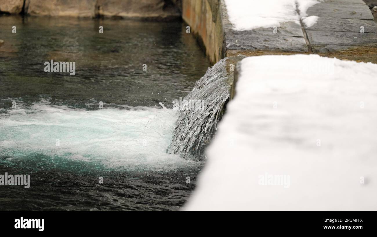 Petite cascade sur un mur avec de la neige Banque D'Images