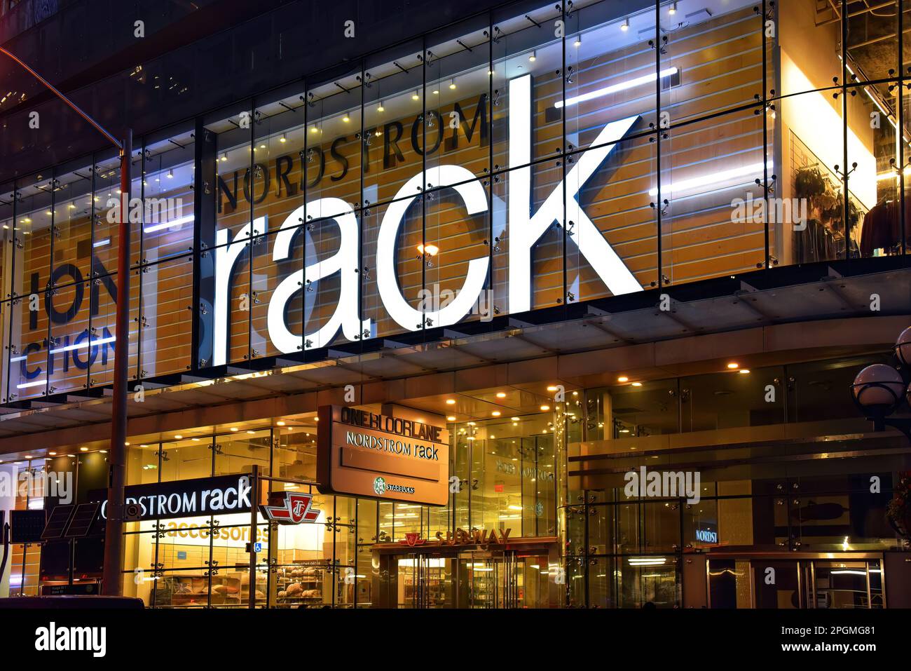 Nordstrom rack à l'intersection des rues Yonge et Bloor. Nordstrom rack est une chaîne américaine de grands magasins hors prix qui est une sœur br Banque D'Images