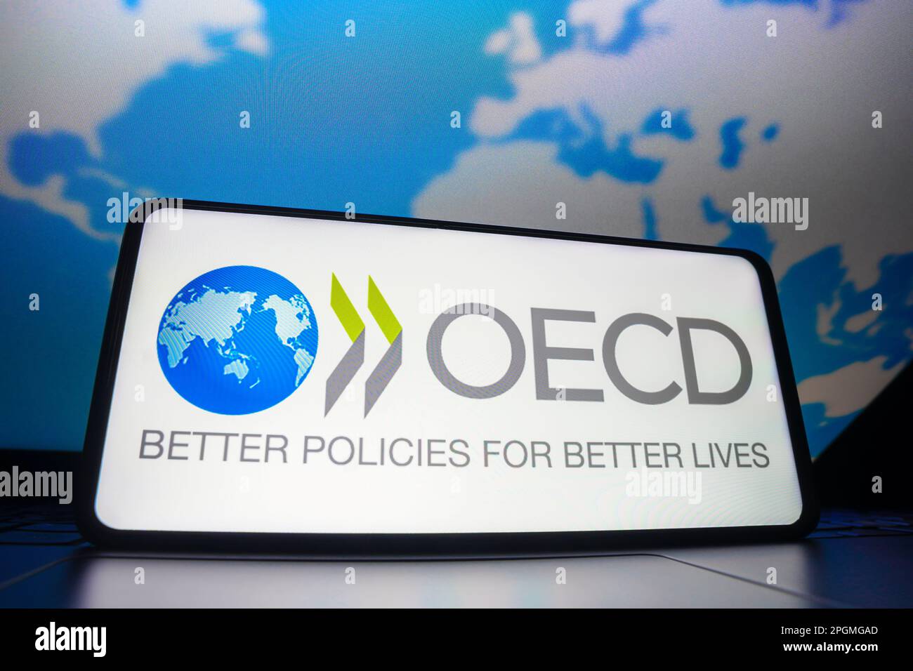 Sur cette photo, le logo de l'Organisation de coopération et de développement économiques (OCDE) apparaît sur l'écran d'un smartphone. Banque D'Images