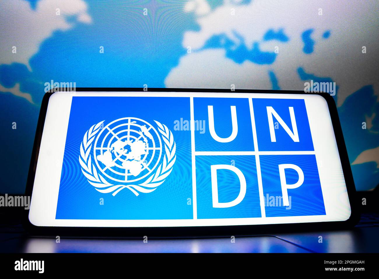 Sur cette photo, le logo du Programme des Nations Unies pour le développement (PNUD) apparaît sur l'écran d'un smartphone. Banque D'Images