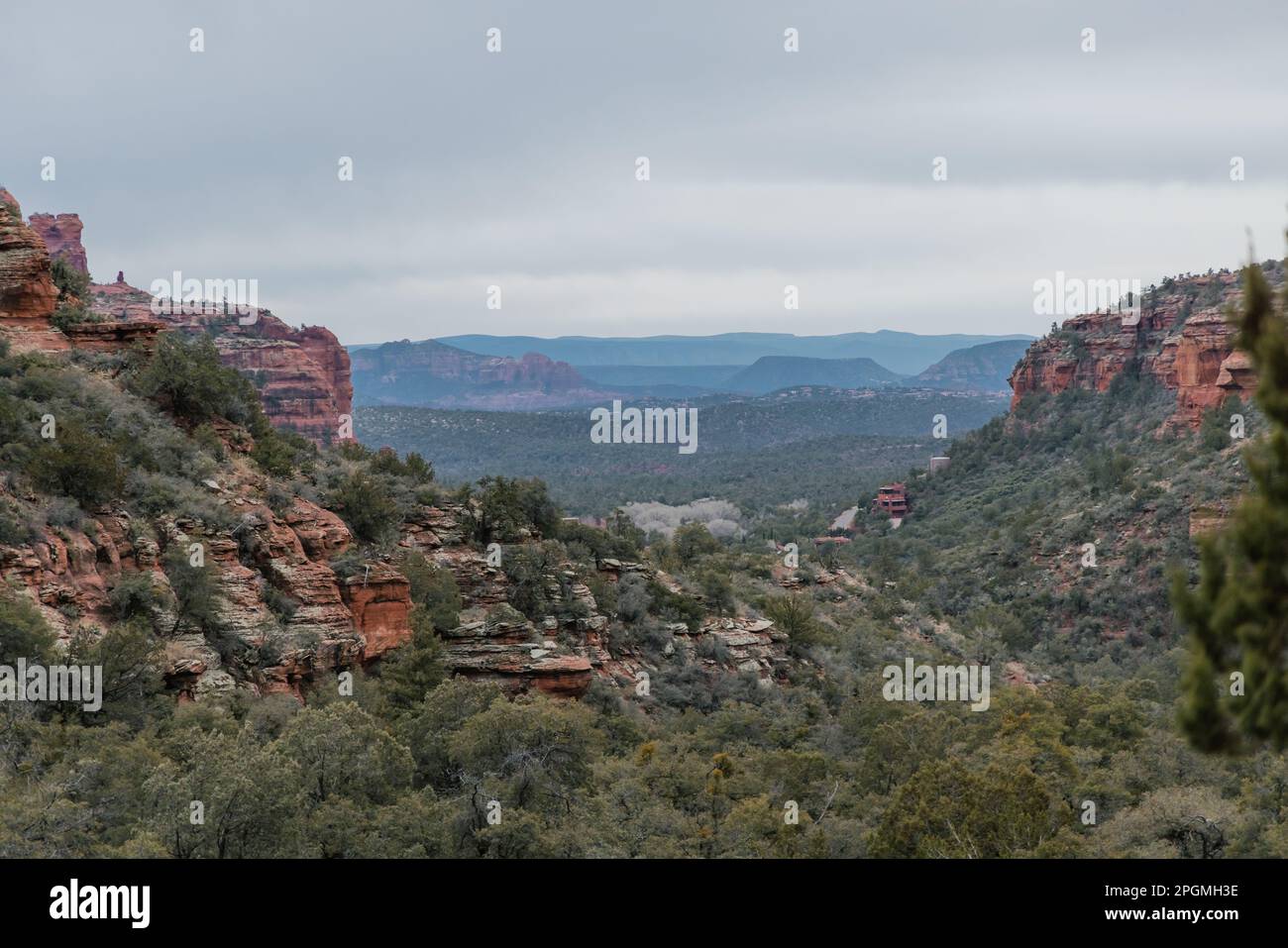 Vue sur Sedona depuis Subway Cave dans Boynton Canyon. Banque D'Images