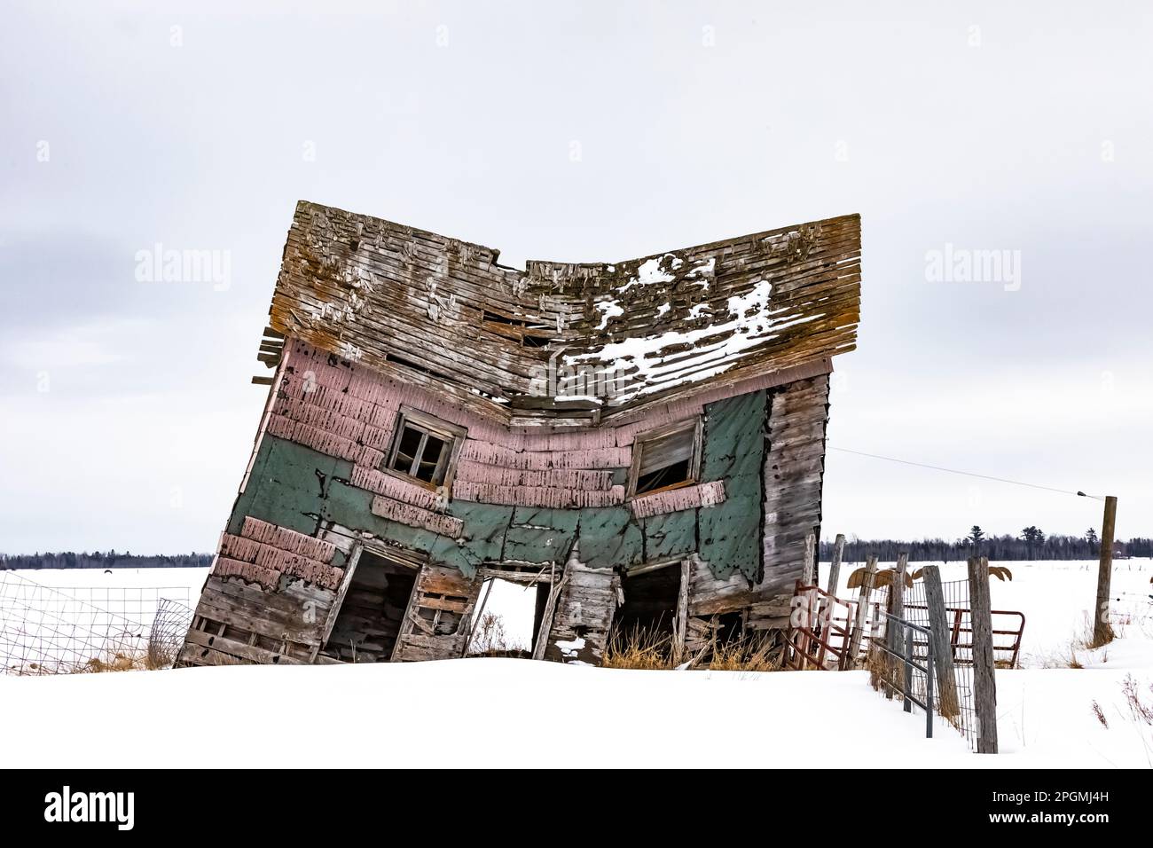 Une vieille maison s'affaisse à Rudyard, la capitale de Snowy Owl du Michigan, Upper Peninsula, Michigan, États-Unis [aucune autorisation de propriété; licence éditoriale seulement] Banque D'Images