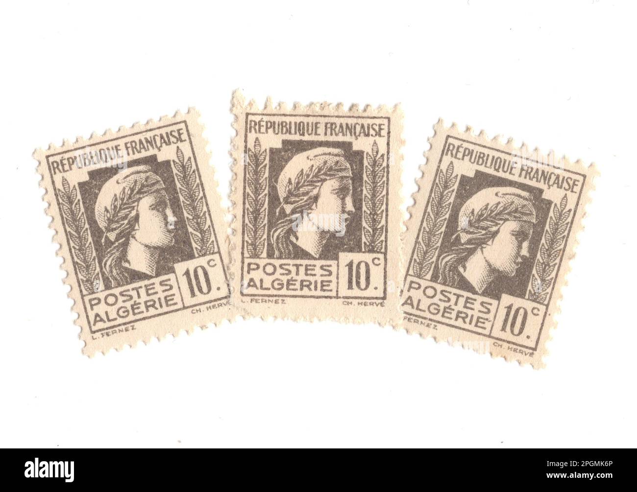 Timbres-poste à la menthe d'époque d'Algérie isolés sur fond blanc. Banque D'Images