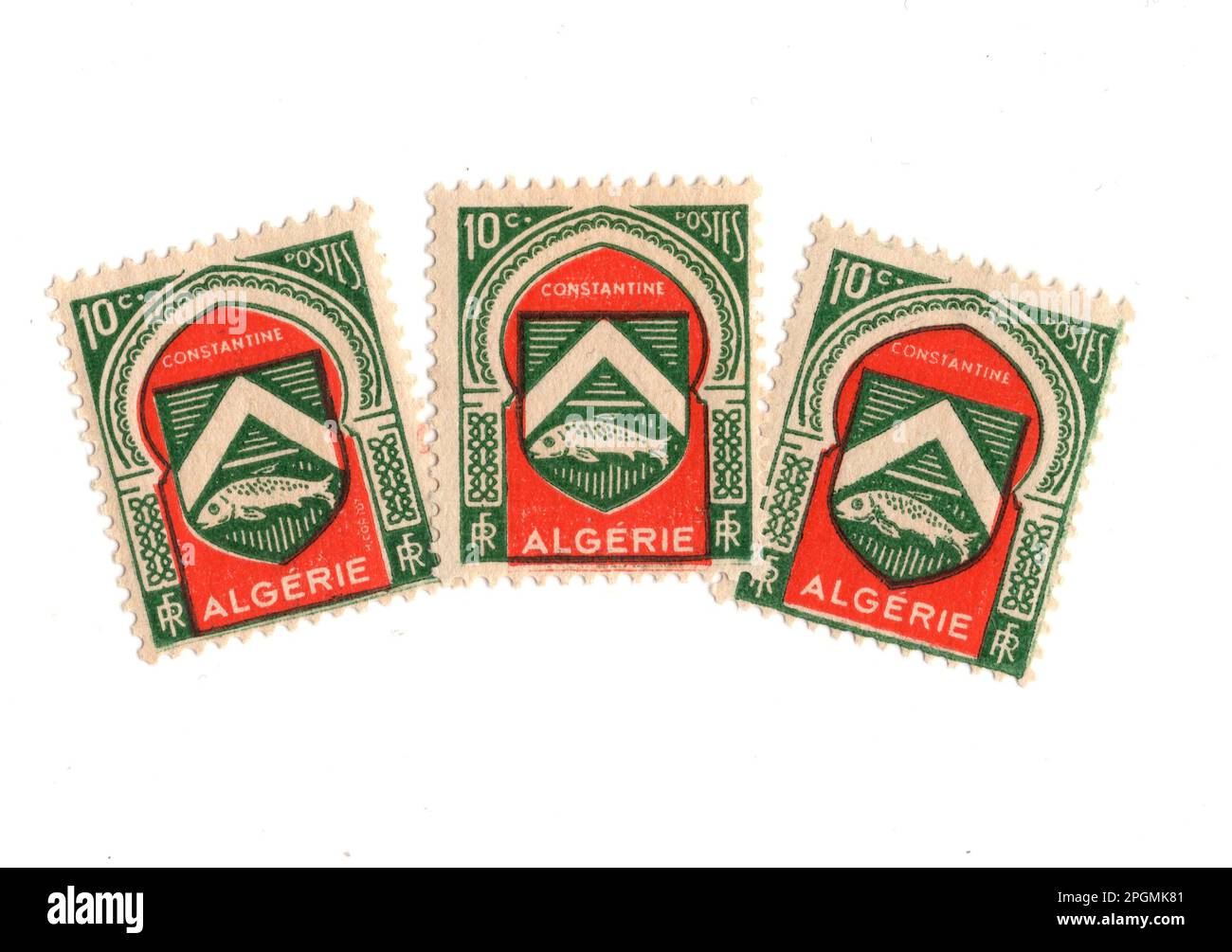 Timbres-poste à la menthe d'époque d'Algérie isolés sur fond blanc. Banque D'Images