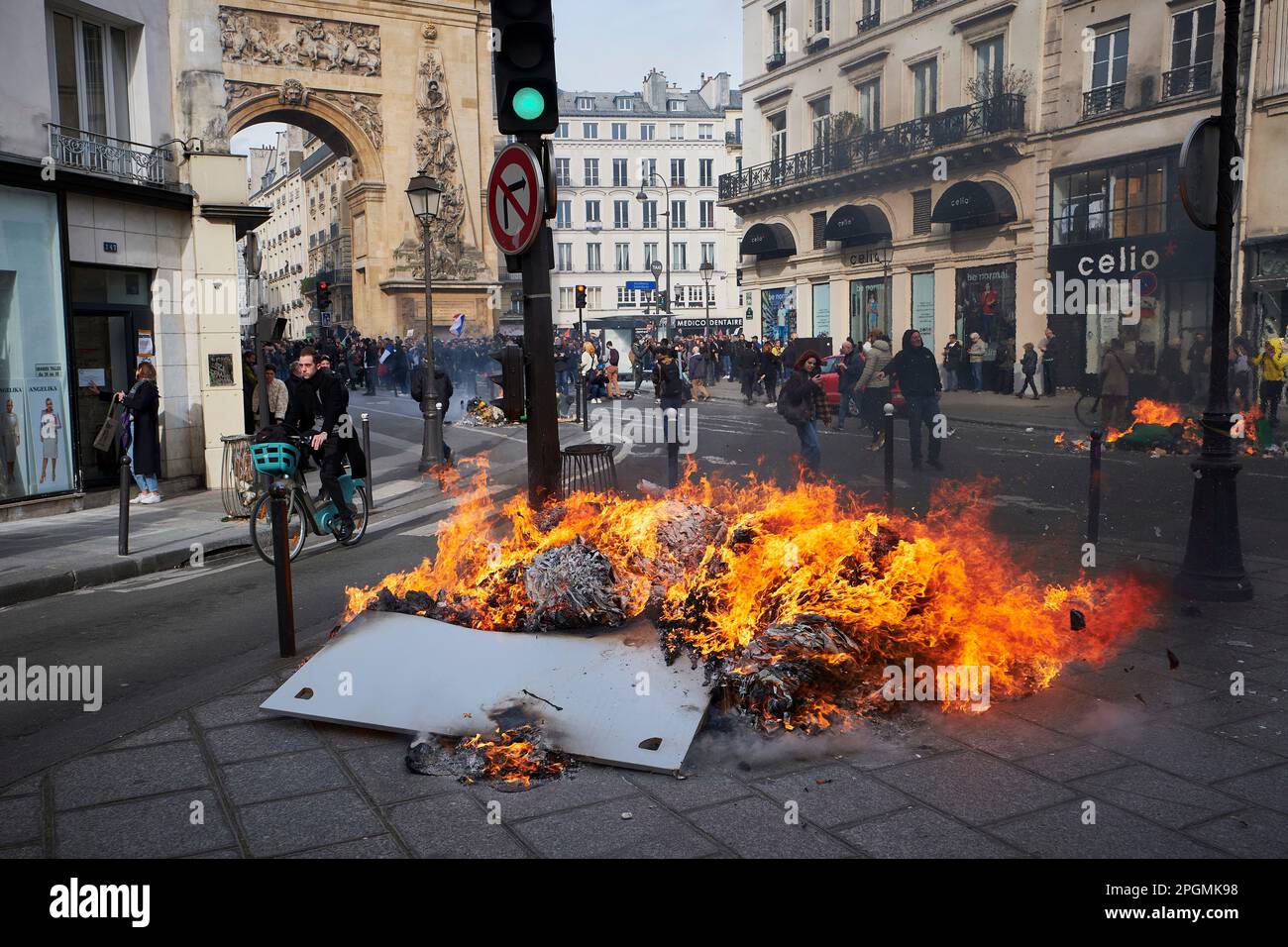 23 mars 2023, Paris, Ile de France, FRANCE : brûlures d'ordures lors des manifestations contre la réforme des retraites à Paris. Des centaines de milliers de personnes protestent contre la loi sur la réforme des retraites qui est maintenant officiellement adoptée au Parlement français. Le gouvernement d'Emmanuel Macron a décidé d'utiliser le décret de 49,3 pour pousser la réforme très contestée des retraites à travers le Parlement français sans avoir besoin d'un vote à la majorité, en fait en les contournant. Le Premier ministre Elisabeth borne a décidé de contourner la Chambre basse, car le gouvernement pensait qu'il n'y aurait peut-être pas de majorité garantie Banque D'Images