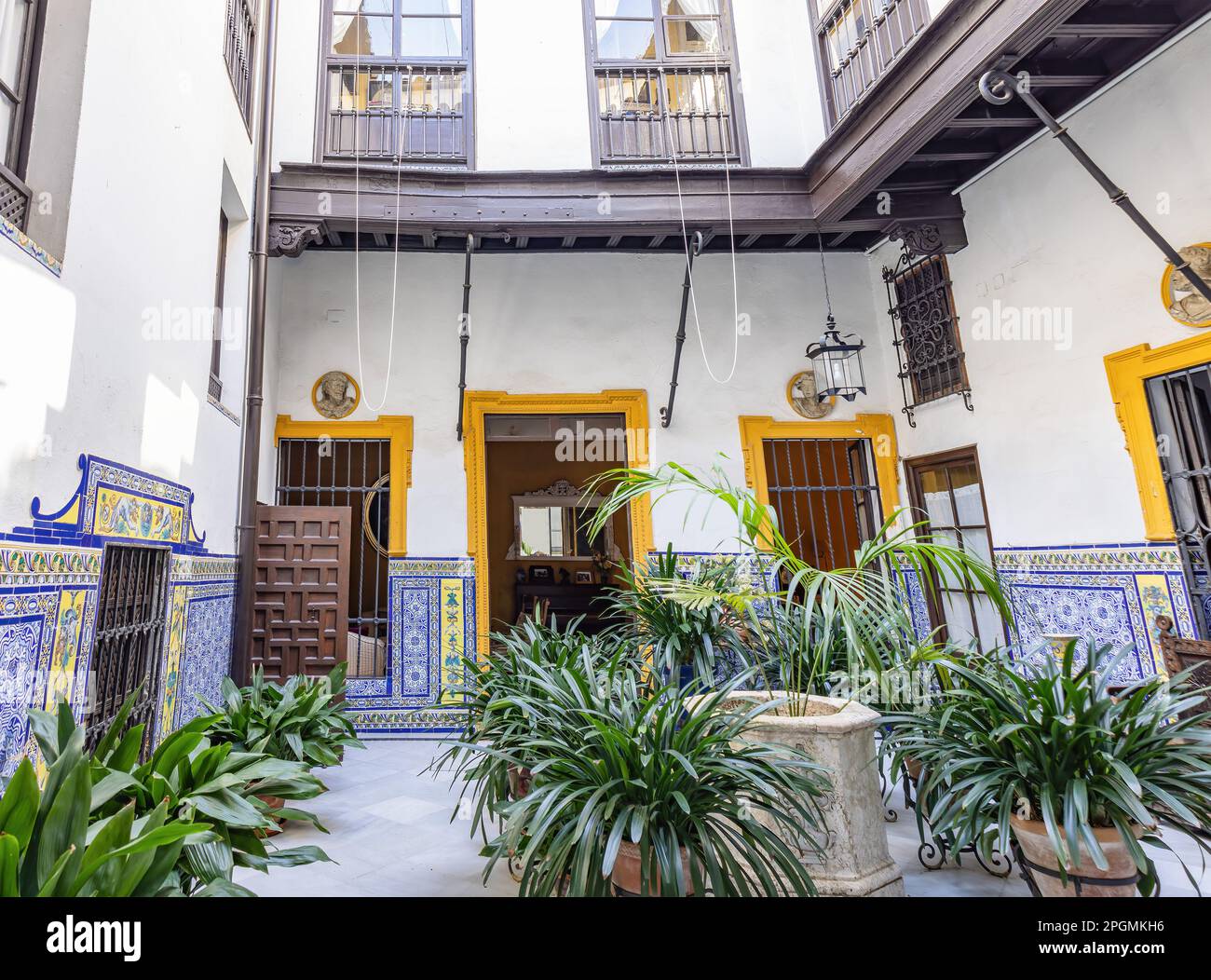 Magnifique patio andalou dans le quartier de Santa Cruz, Séville, Andalousie, Espagne Banque D'Images