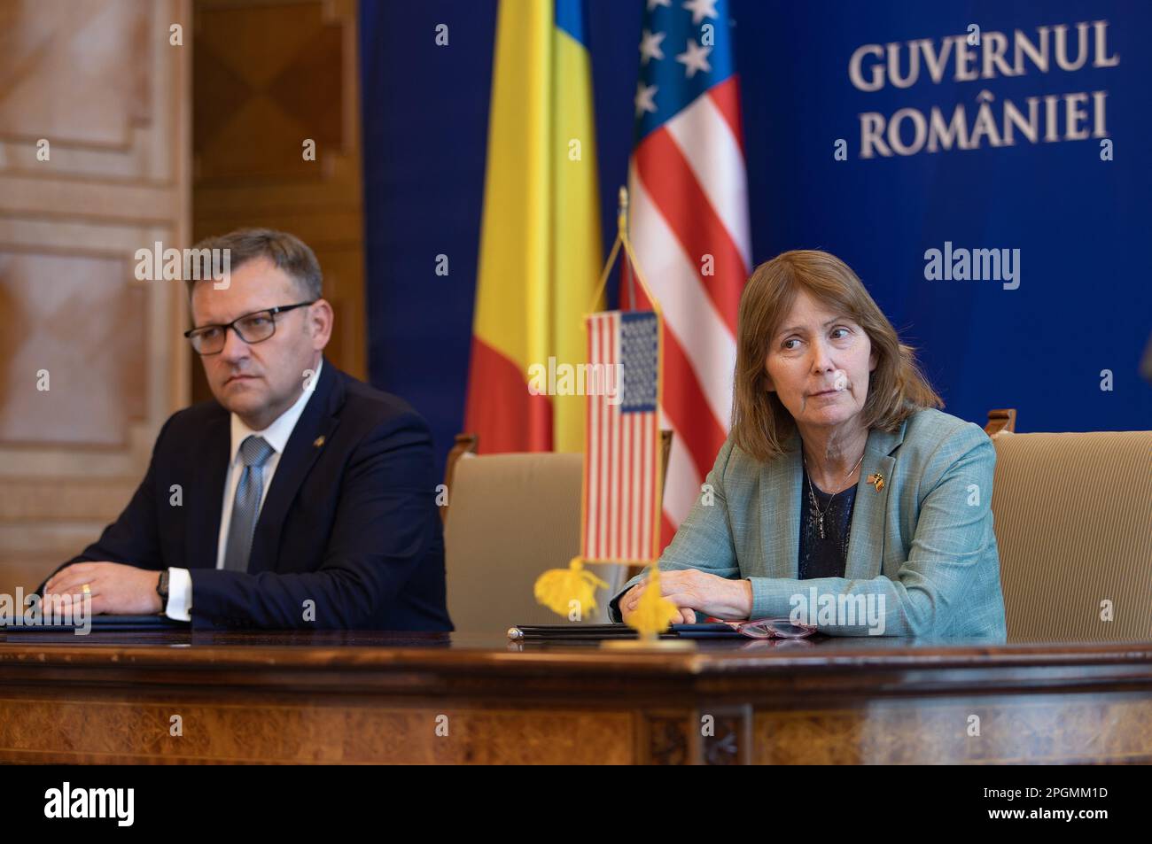 Bucarest, Roumanie. 23rd mars 2023 : Kathleen Kavalec (R), ambassadrice des États-Unis en Roumanie, et Marius Budai (L), ministre roumain du travail, Lors de la cérémonie de signature de l'Accord entre les États-Unis et la Roumanie dans le domaine de la sécurité sociale qui permet à chacun des deux pays de tenir compte des périodes de contribution sociale des citoyens de l'autre pays, au Palais Victoria, siège du Gouvernement roumain, à Bucarest. Credit: Lucien Alecu/Alamy Live News Banque D'Images