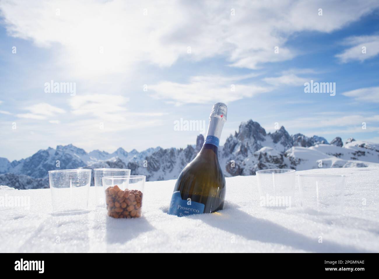 la bellezza di un brindisi nelle montagne delle dolomiti innevate Banque D'Images