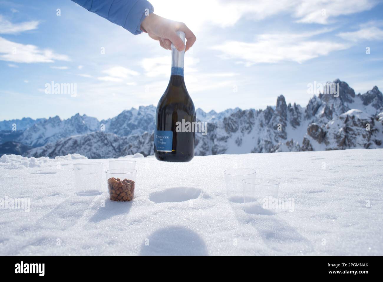 la bellezza di un brindisi nelle montagne delle dolomiti innevate Banque D'Images