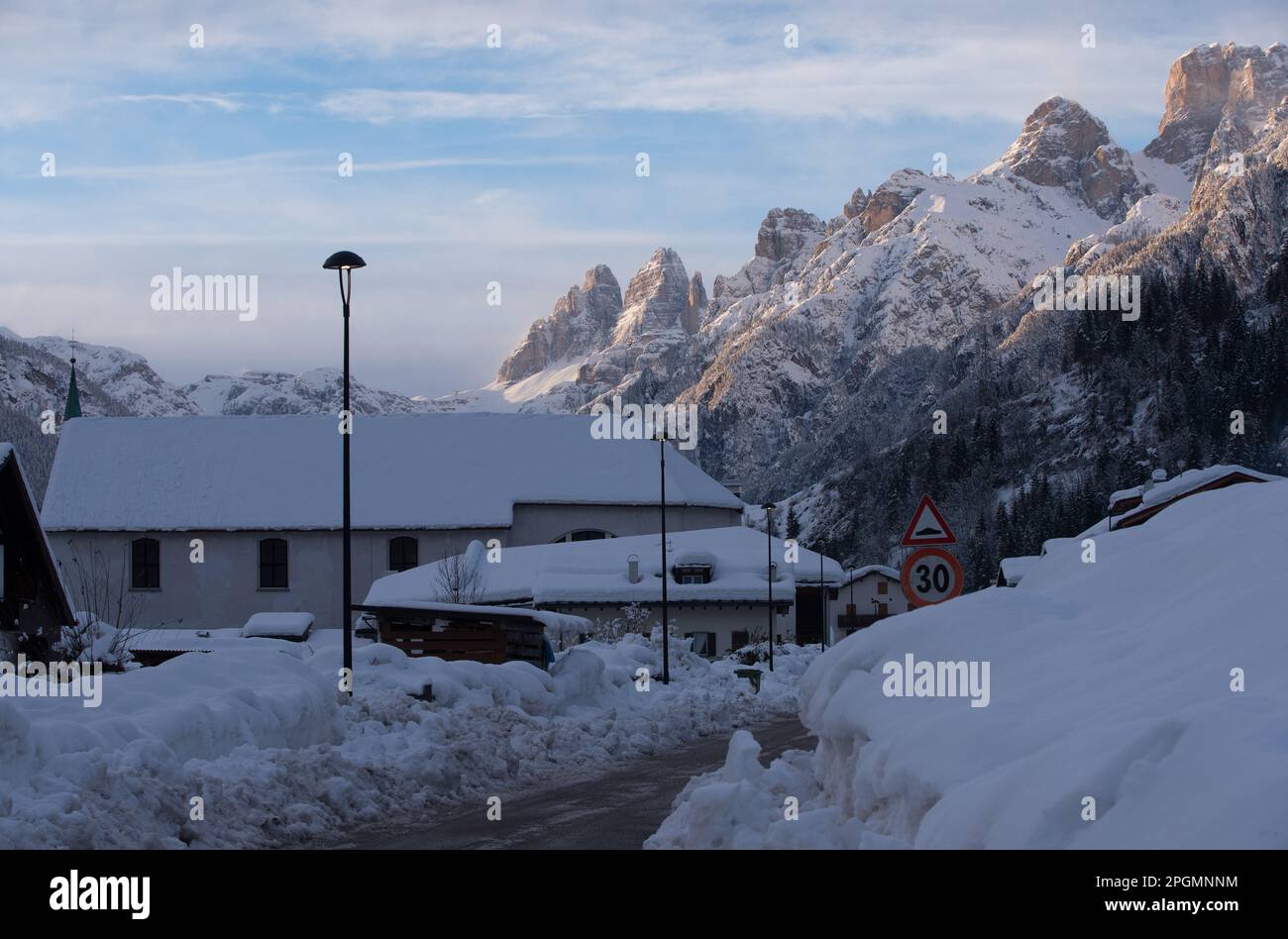 la bellezza delle montagne delle dolomiti innevate Banque D'Images