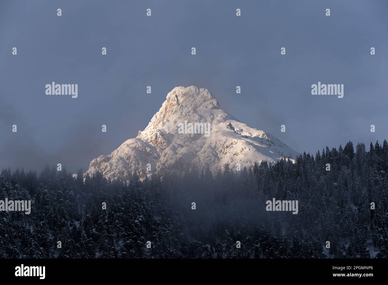 la bellezza delle montagne delle dolomiti innevate Banque D'Images