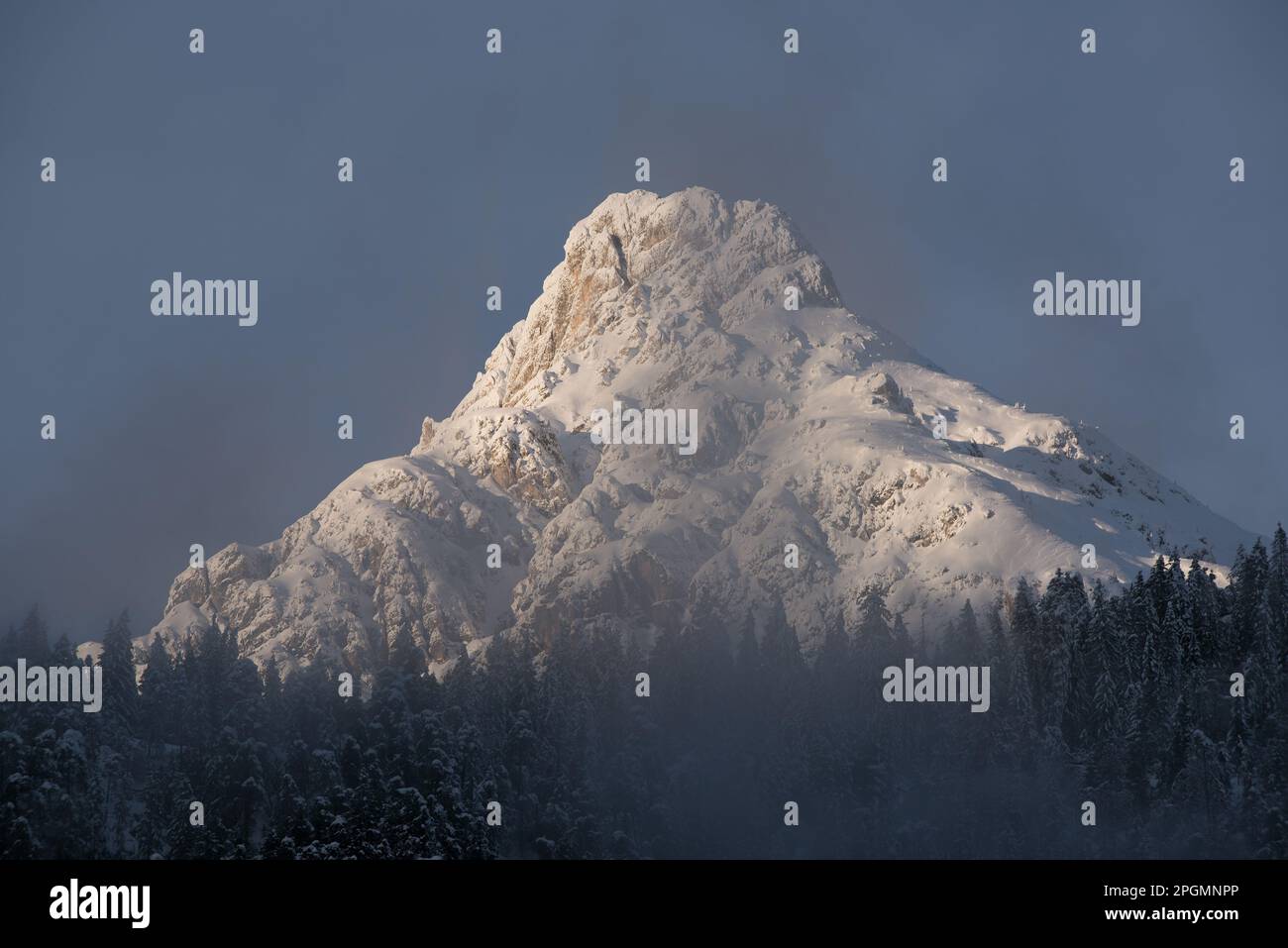 la bellezza delle montagne delle dolomiti innevate Banque D'Images