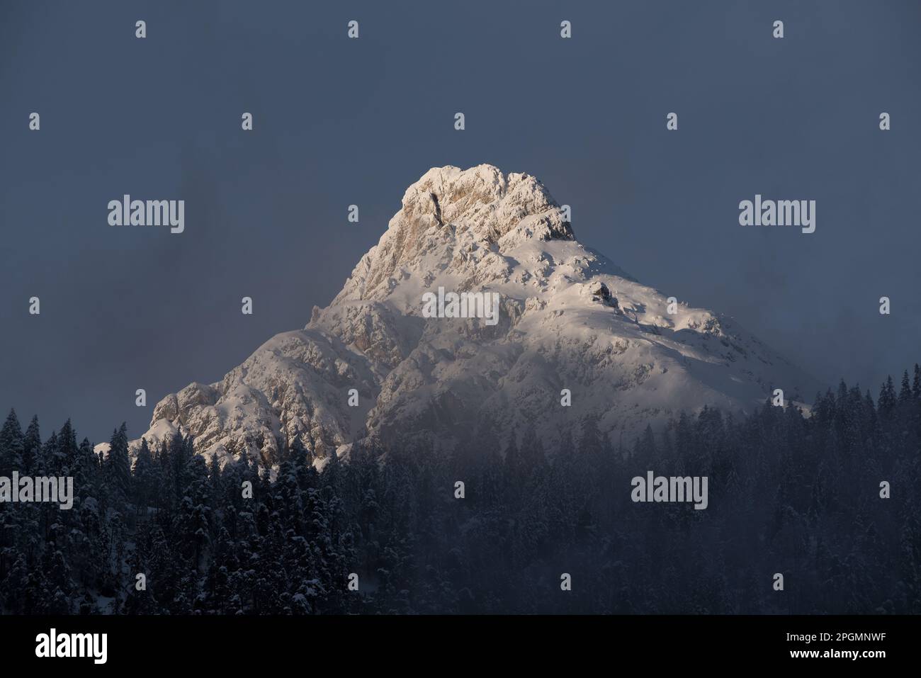 la bellezza delle montagne delle dolomiti innevate Banque D'Images