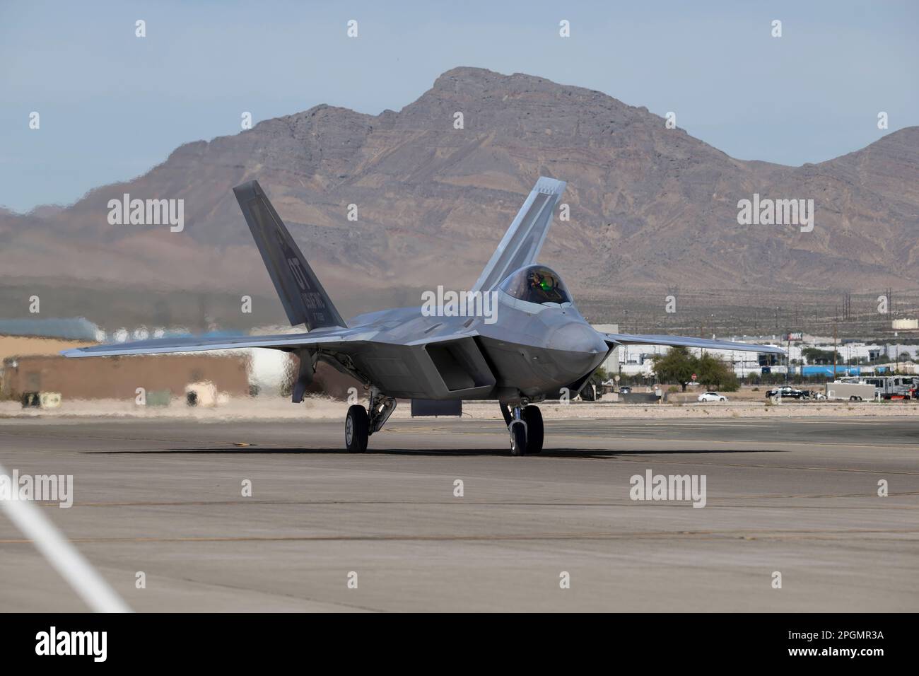 Las Vegas, NV - 5 novembre 2022 : F-22 Fighter Jet taxing au salon aéronautique de la nation aérienne de Nellis AFB. Banque D'Images