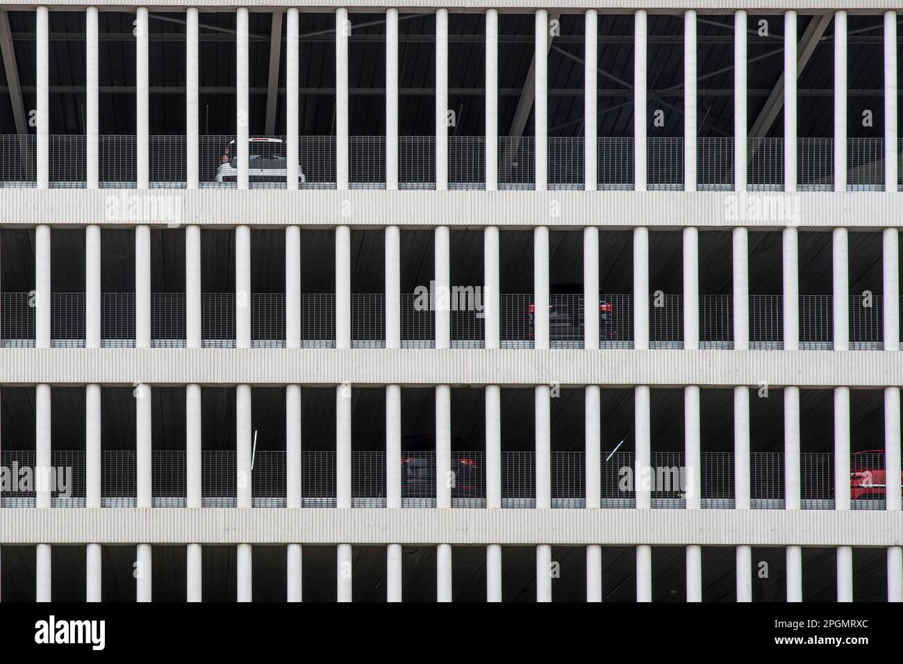 Façade moderne d'un parking de plusieurs étages Banque D'Images