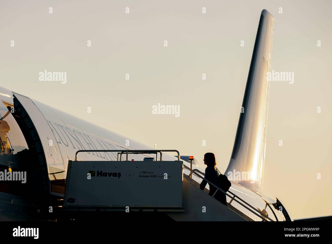 Annalena Baerbock (Alliance 90/les Verts), ministre fédérale des Affaires étrangères, monte dans un avion prêt à voler à l'aéroport de Skopje, qui conduira le ministre à Tbilissi. Skopje, 03/23/2023 Banque D'Images