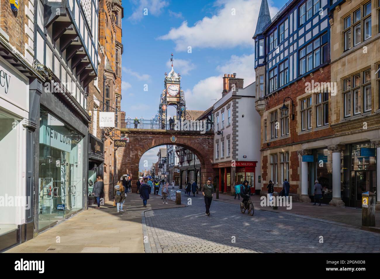 22.03.2023 Chester, Cheshire, Royaume-Uni. Eastgate, Chester est une porte ouverte en permanence à travers les murs de la ville de Chester, sur le site de l'entrée originale de Banque D'Images