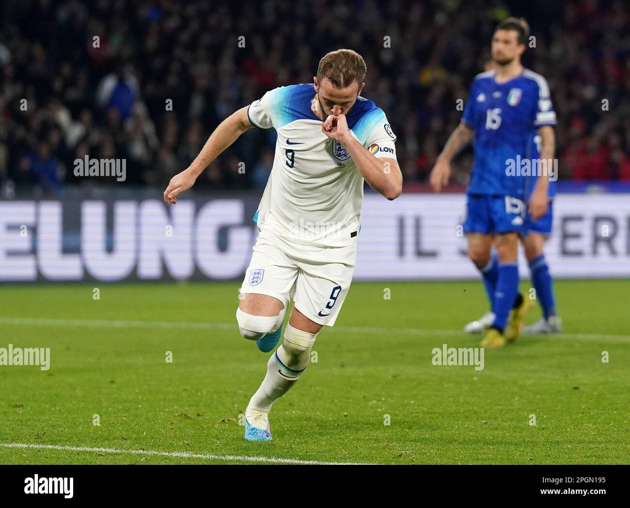 Harry Kane, en Angleterre, célèbre le deuxième but du match de sa partie à partir de la zone de pénalité lors du match de qualification de l'UEFA Euro 2024 au stade Diego Armando Maradona à Naples, en Italie. Harry Kane est devenu le meilleur buteur du record de l'Angleterre, avec une pénalité dans le match de qualification du Championnat d'Europe contre l'Italie à Naples, le déplaçant à l'écart de Wayne Rooney et à 54. Date de la photo: Jeudi 23 mars 2023. Banque D'Images