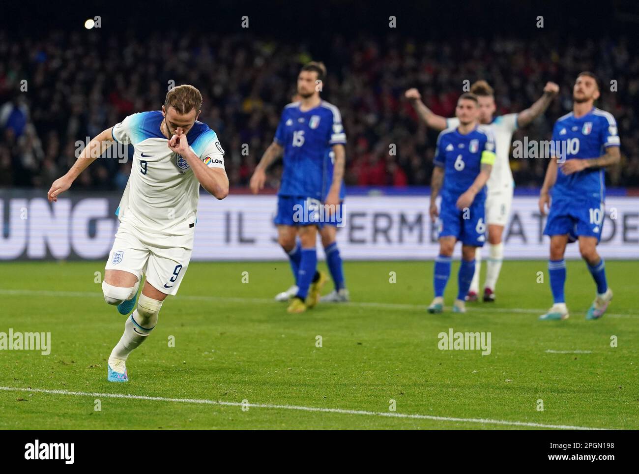 Harry Kane, en Angleterre, célèbre le deuxième but du match de sa partie à partir de la zone de pénalité lors du match de qualification de l'UEFA Euro 2024 au stade Diego Armando Maradona à Naples, en Italie. Harry Kane est devenu le meilleur buteur du record de l'Angleterre, avec une pénalité dans le match de qualification du Championnat d'Europe contre l'Italie à Naples, le déplaçant à l'écart de Wayne Rooney et à 54. Date de la photo: Jeudi 23 mars 2023. Banque D'Images