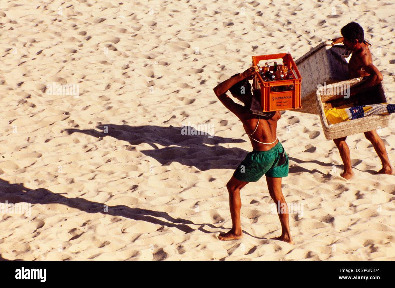 Économie informelle, les vendeurs de plage transportent des caisses à boissons à la plage de Copacabana. Rio de Janeiro, Brésil. Banque D'Images