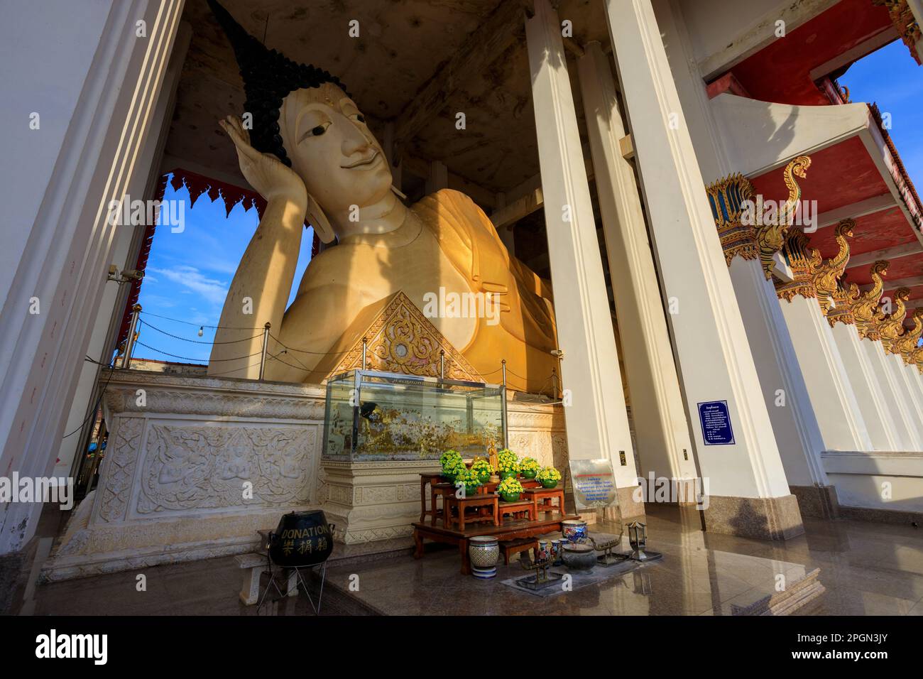 Hat Yai, Thaïlande - 11 février 2023: Wat Hat Yai Nai est un temple bouddhiste thai Theravada avec un grand Bouddha couché de 35 m de long appelé PHR Banque D'Images