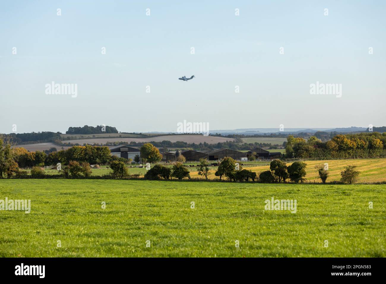 Un avion de transport militaire Hercules C-130J de la Royal Air Force, numéro de série ZH872, survole la zone d'entraînement de Salisbury Plain dans le Wiltshire, Banque D'Images