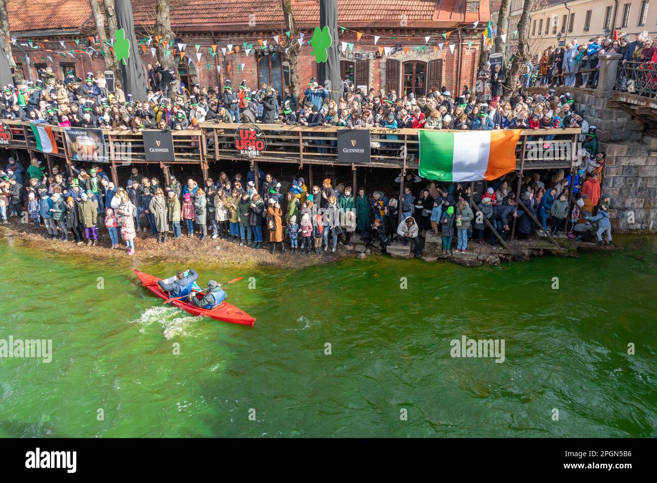 Canoë-kayak sur Irish St. Fête de Patrick le long des rives de la rivière Vilnele à Uzupuis, Vilnius, Lituanie Banque D'Images
